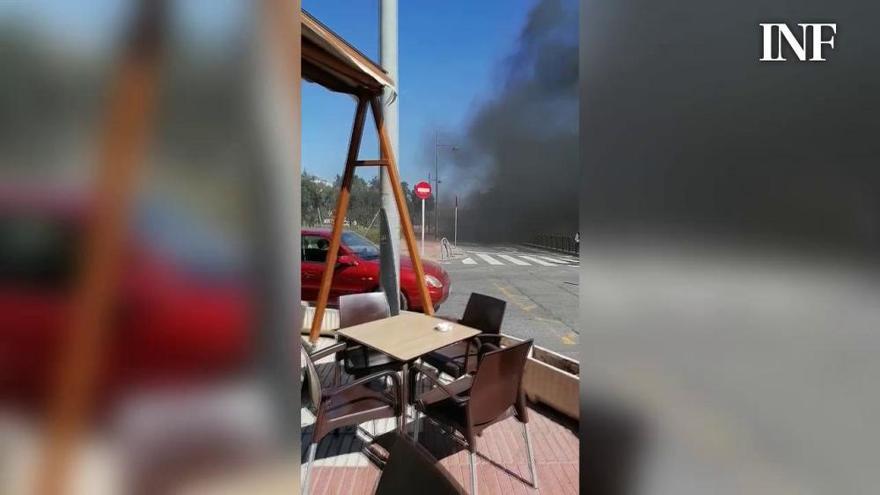 Un virulento incendio calcina dos coches en El Campello