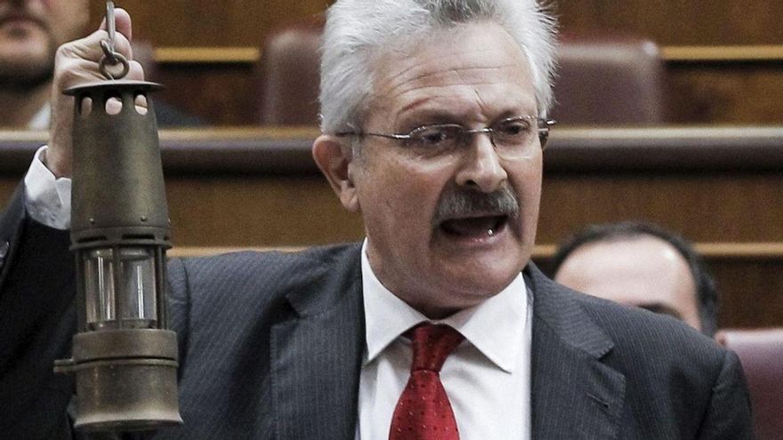 Antonio Trevín, con una lámpara de mina durante una intervención en el Congreso, en junio de 2012.