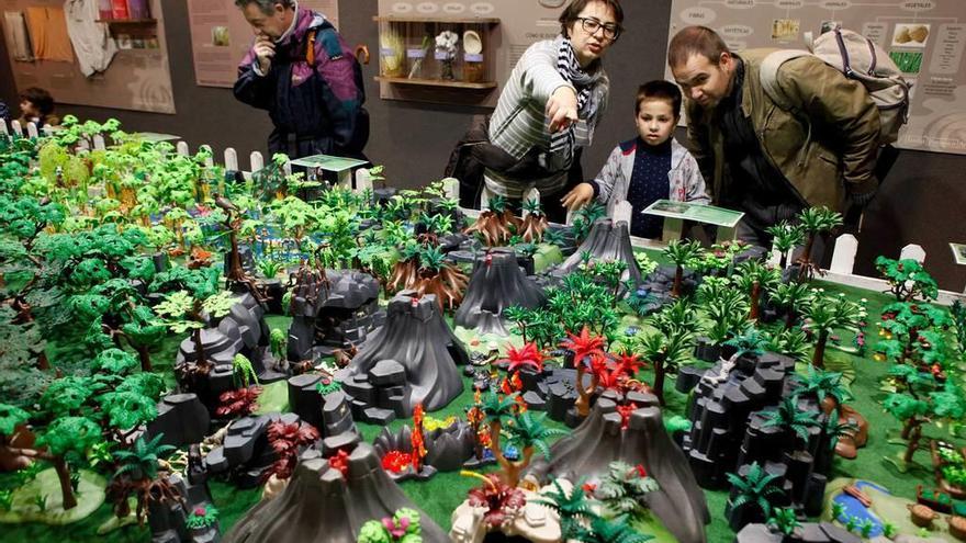 A la izquierda, visitantes en la exposición de Playmobil sobre la naturaleza. A la derecha, público admirando el belén.