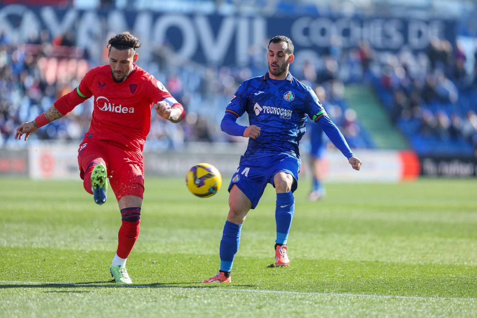 GETAFE (MADRID), 01/02/2025.- El delantero del Sevilla Vargas (i) lucha por el balón con el delantero del Getafe Juanmi durante el partido de LaLiga que enfrenta al Getafe contra el Sevilla este sábado en el Coliseum en Getafe. EFE/ Kiko Huesca