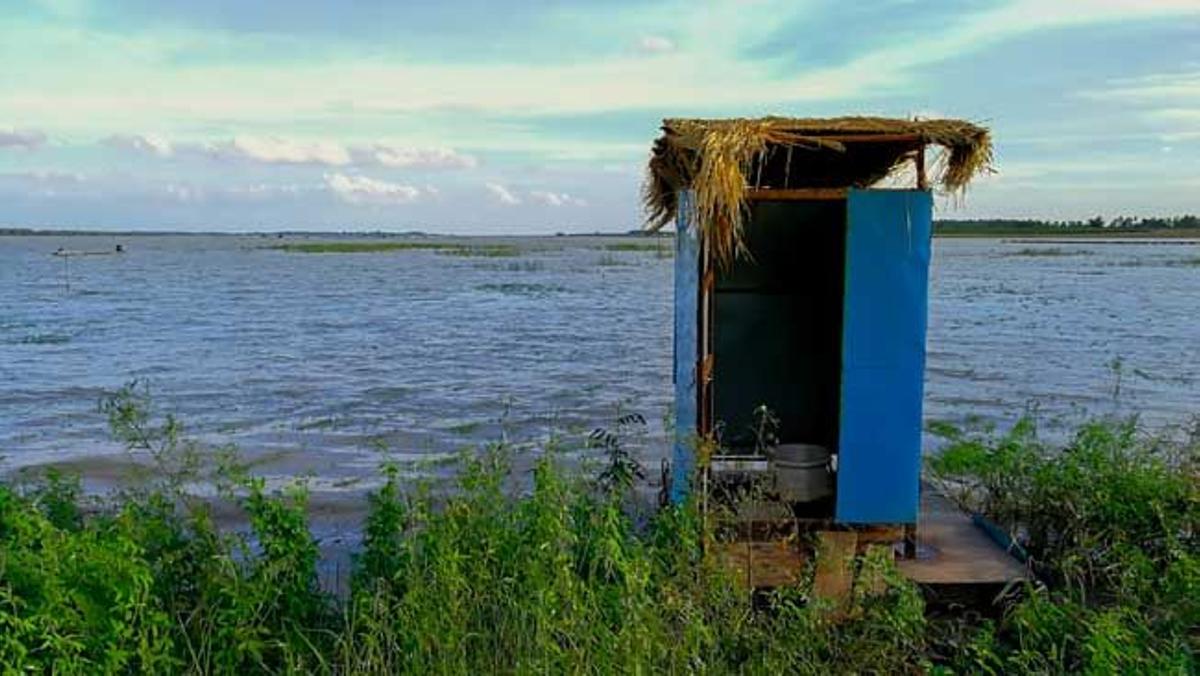 Letrina en una cabaña al borde de un lago