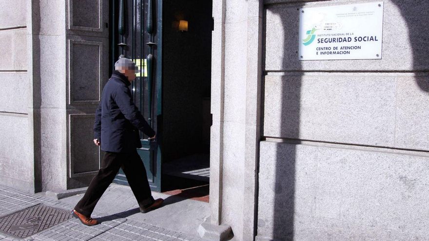 Un zamorano entra en las dependencias del INSS en Zamora. | L.O.Z. (ARCHIVO)