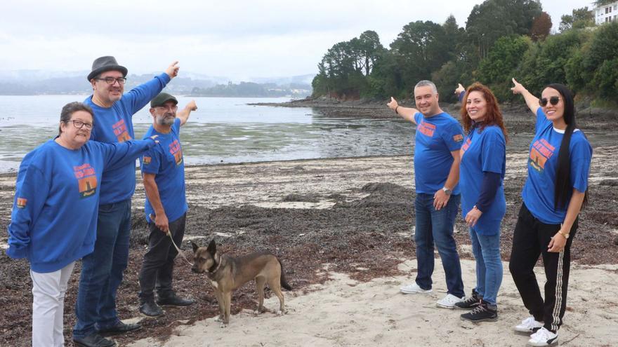Integrantes del colectivo vecinal junto al enclave de Sada. |  Iago López