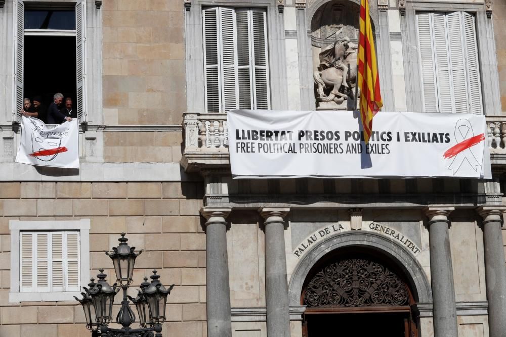 Torra canvia el llaç groc per un de blanc amb una franja vermella a la Generalitat