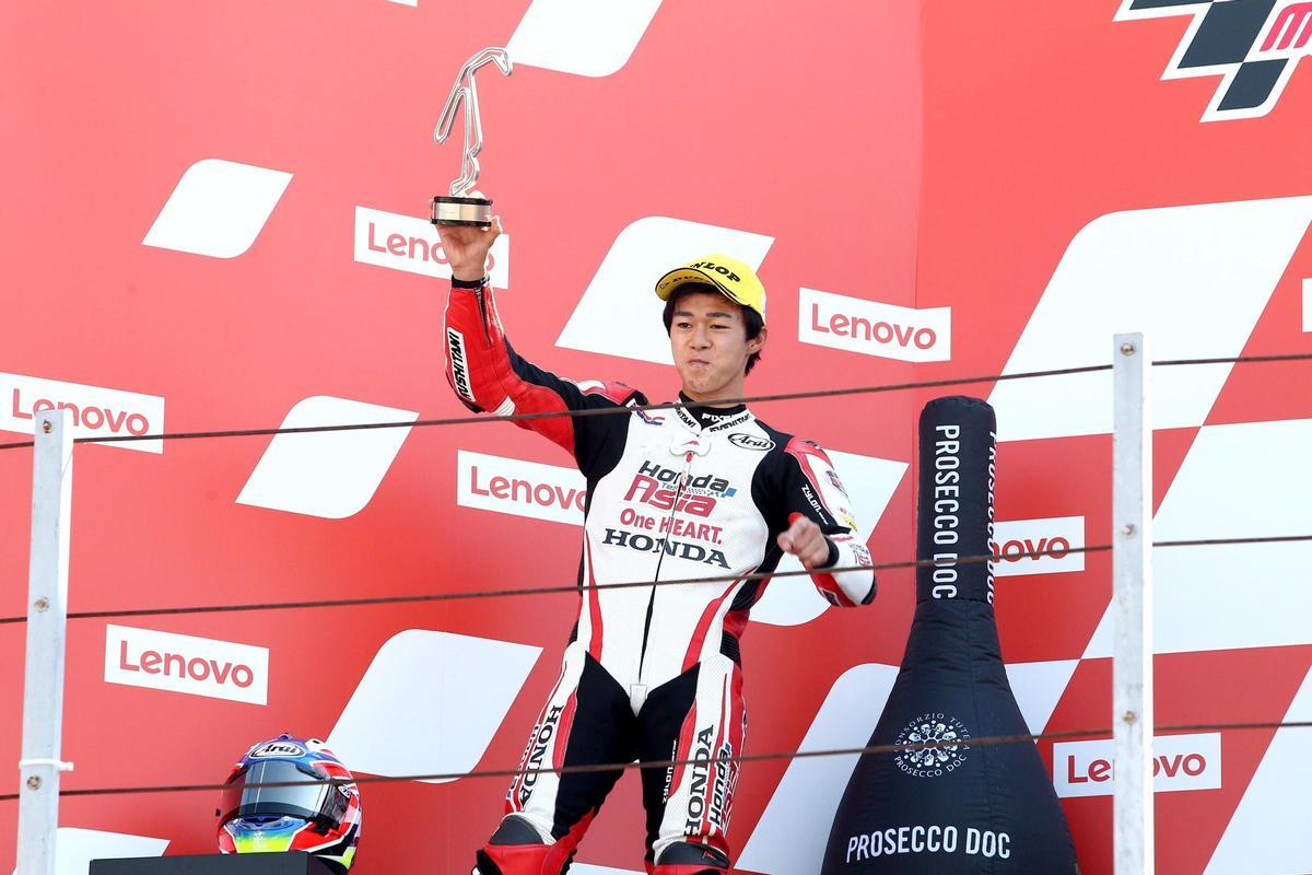 Ogura en el podio del Gran Premio de San Marino de 2020, en la categoría de Moto3