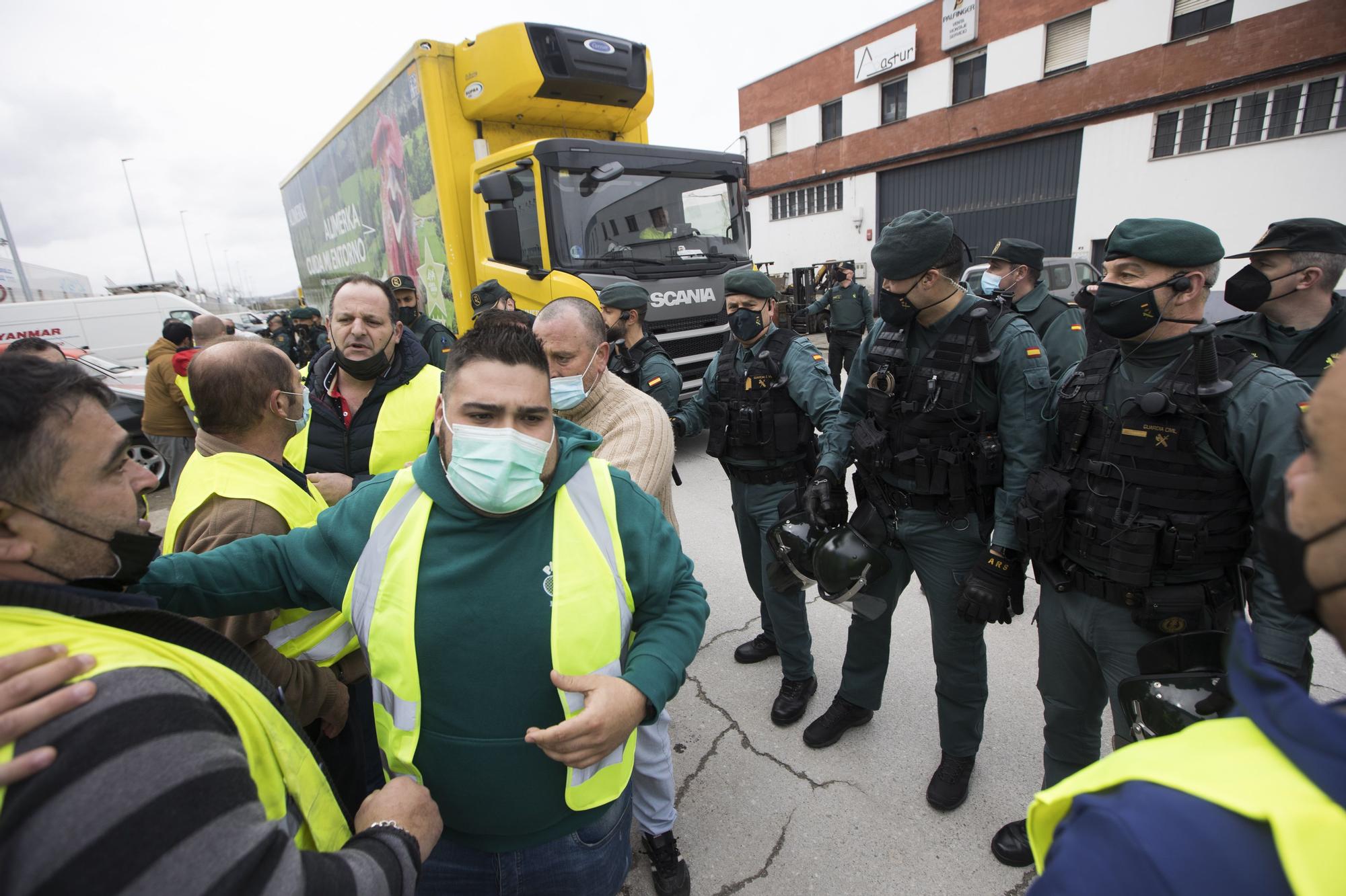 EN IMÁGENES: así está siendo el paro del transporte en Asturias