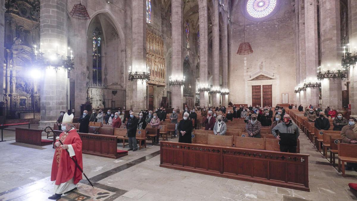 El obispo de Mallorca celebra la misa de Sant Sebastià marcada por el coronavirus.