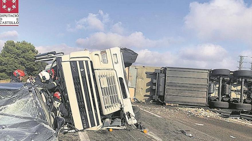 Muere un camionero en la AP-7 en Orpesa tras chocar con un turismo