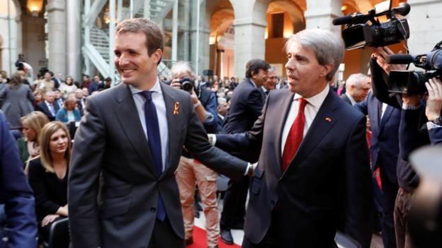 Casado, a la foto amb el president madrileny, va apostar per parlar en primer lloc amb Ciutadans.