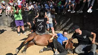 Cuspedriños supera las altas temperaturas para disfrutar de una rapa multitudinaria