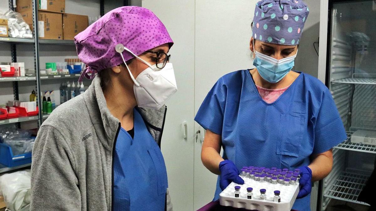 Dues infermeres de l&#039;equip de vacunació de Lleida.