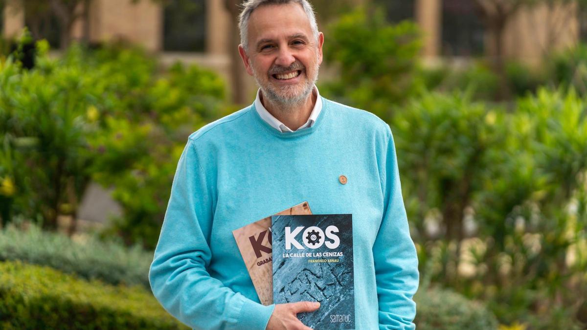 Francisco Arnau, con la novela en la que aparece la playa de Tavernes