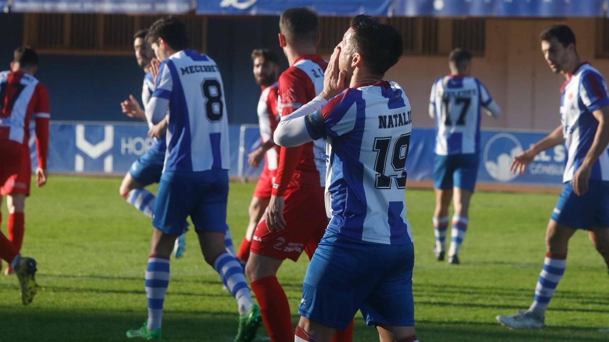 Natalio se lleva las manos a la cara tras una ocasión