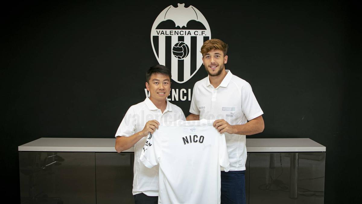 Nico González, tras formalizar su contrato con el Valencia CF.