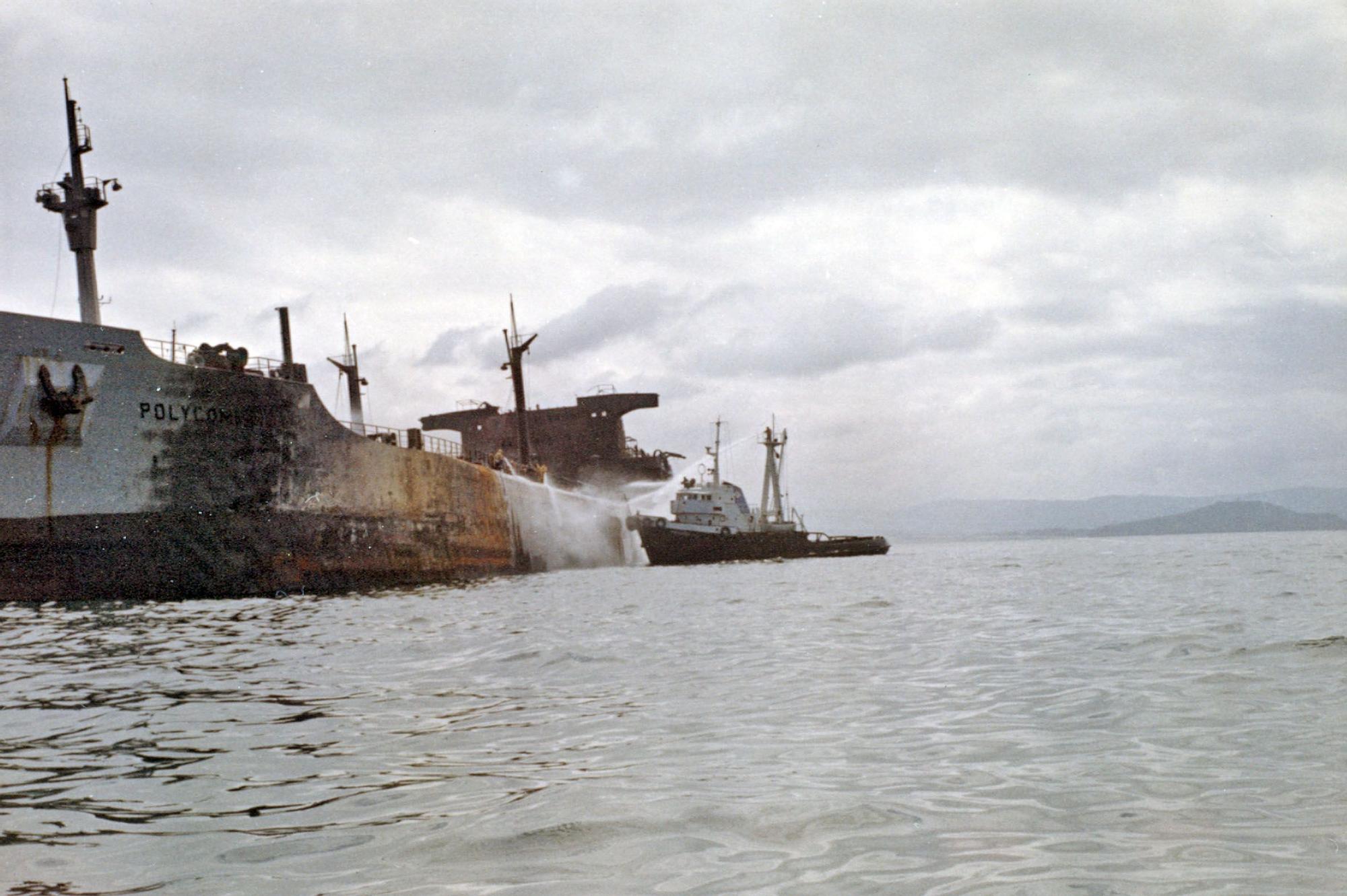 El Polycommander encalló cerca de las Islas Cíes cuando abandonaba la ría de Vigo vertiendo 15000 toneladas de crudo (2).jpg