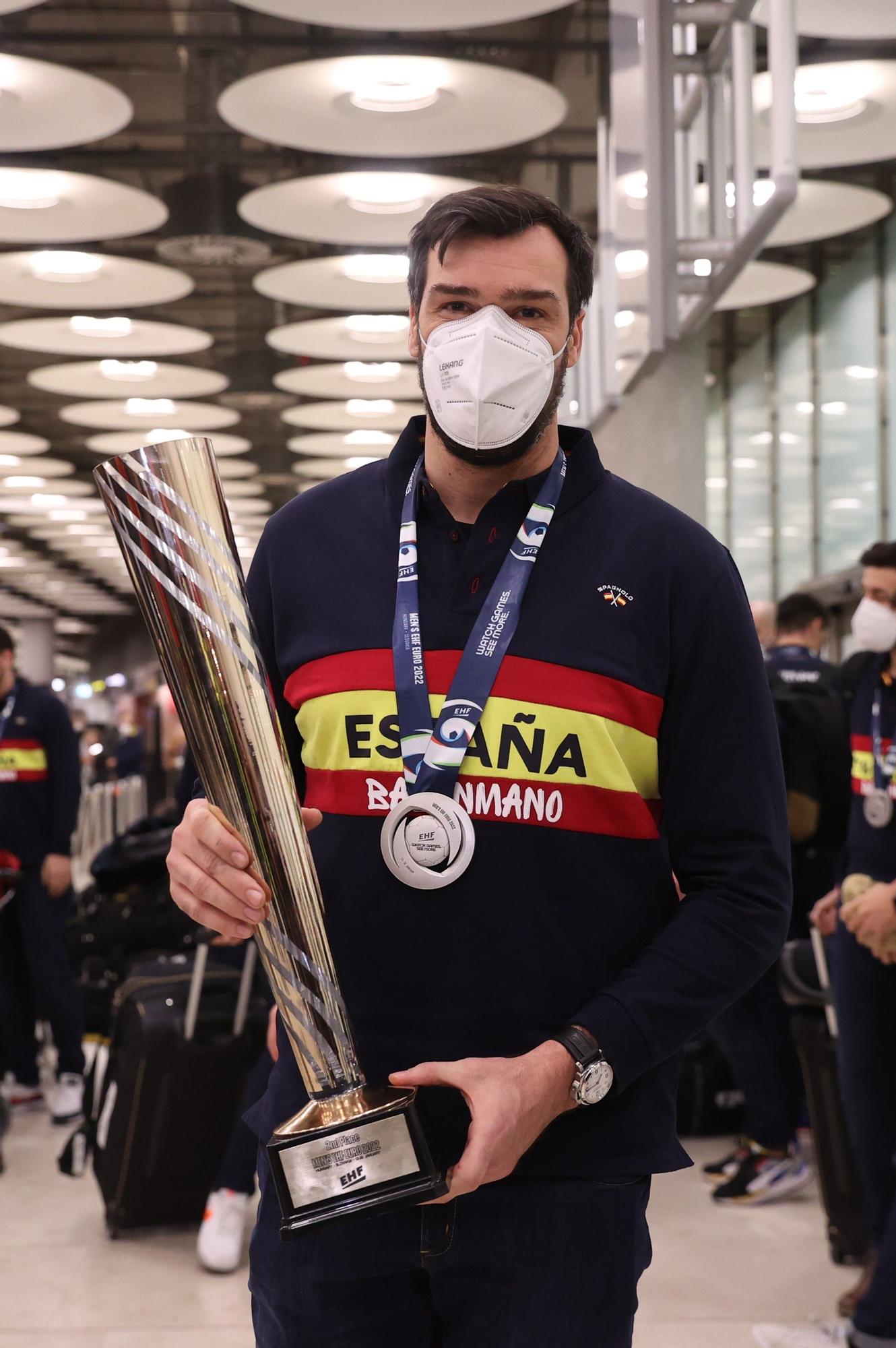 Gedeón Guardiola aterriza en Barajas con el trofeo de subcampeones de Europa