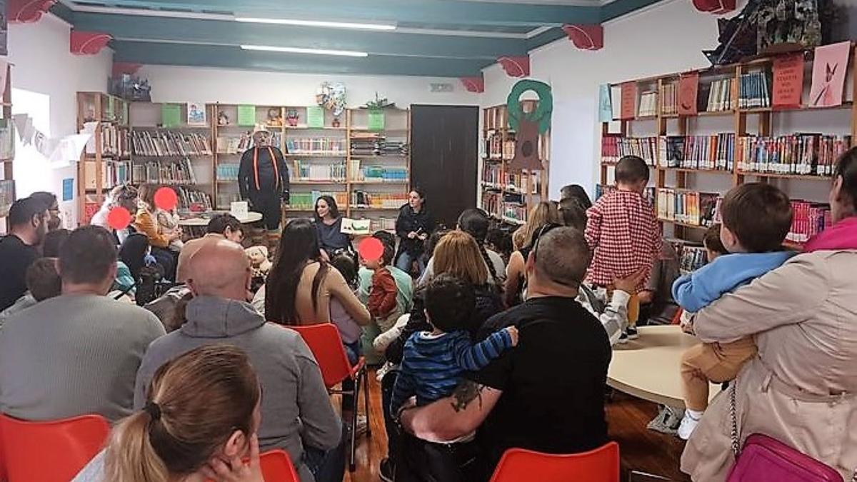 Niños y padres participan en una actividad de la Biblioteca de Toro