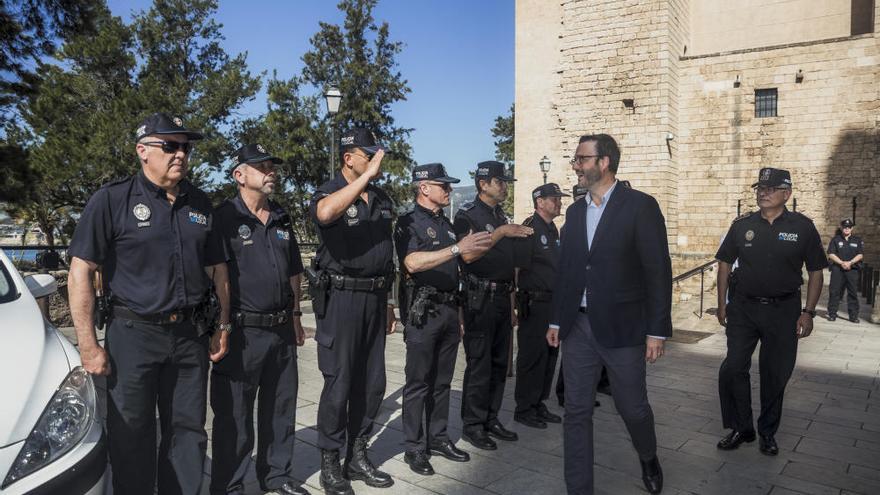 Revista a las unidades de la Policía Local de Palma