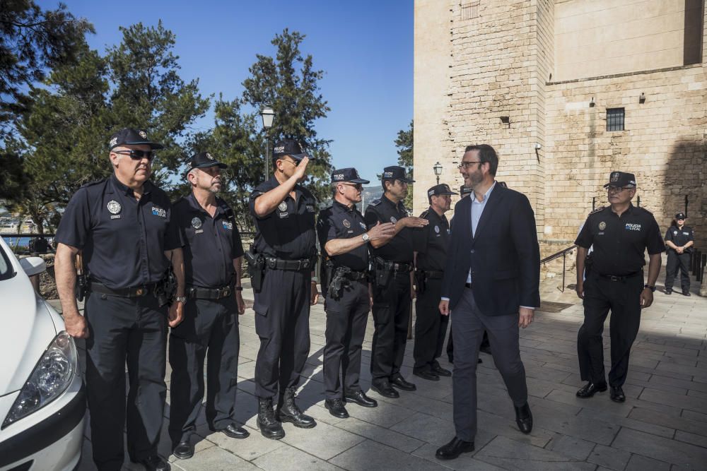 Revista a las unidades de la Policía Local de Palma