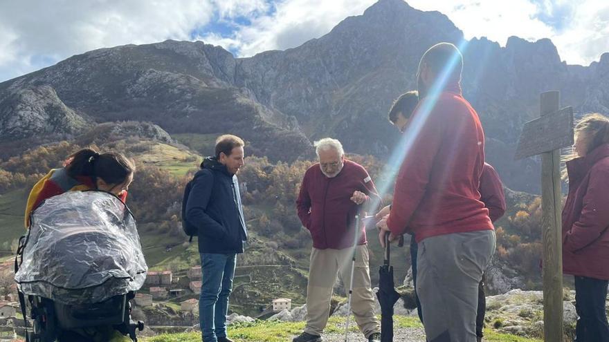 Miembros de la Asociación Vecinal de Sotres, con el director del parque nacional de los Picos, Rodrigo Suárez, en un encuentro reciente. | R. J. Q.