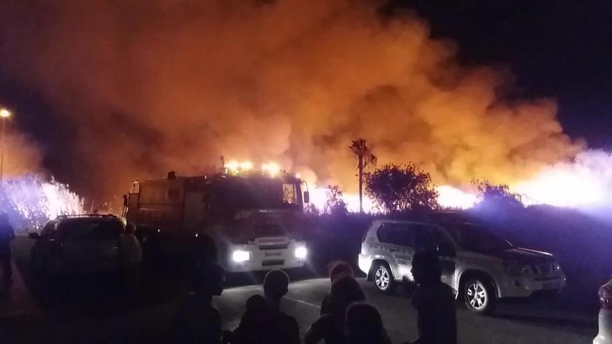 Incendio junto a la urbanización El Salado en Torrevieja