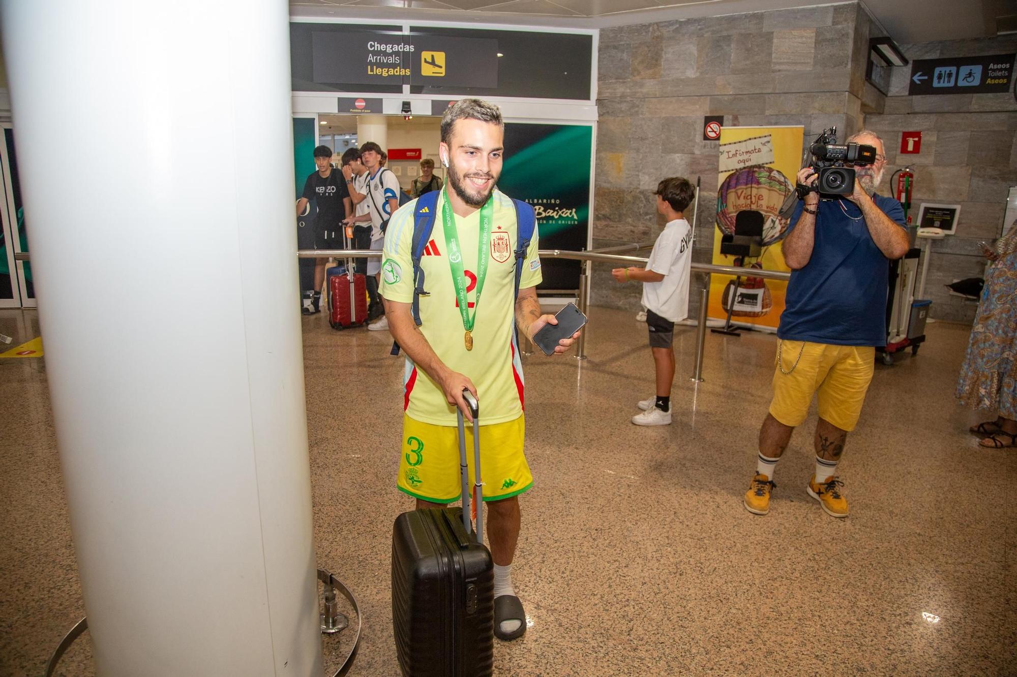 Llegada de David Mella a A Coruña tras proclamarse campeón de Europa sub 19
