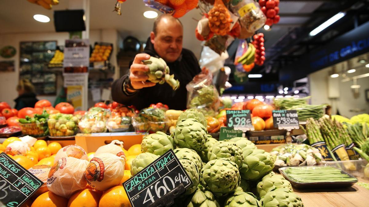 Tendero prepara su género en un mercado de Barcelona, en una imagen de archivo.