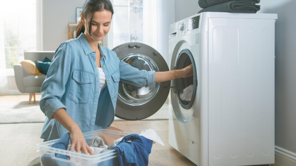 No todas las prendas son adecuadas para secar en la secadora. Algunas telas delicadas pueden encogerse, deformarse o dañarse si se exponen al calor y al movimiento de la secadora.