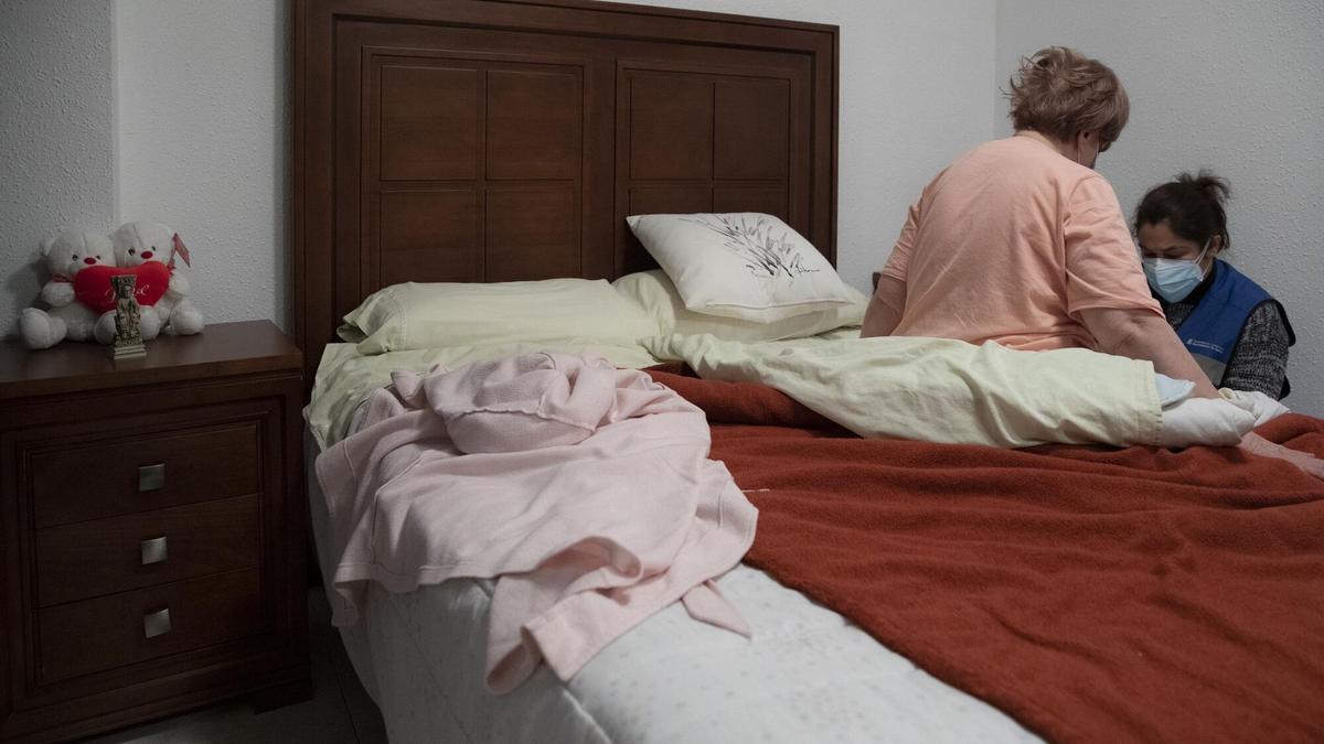 Una profesional de Atención Domiciliaria atiende a una persona mayor