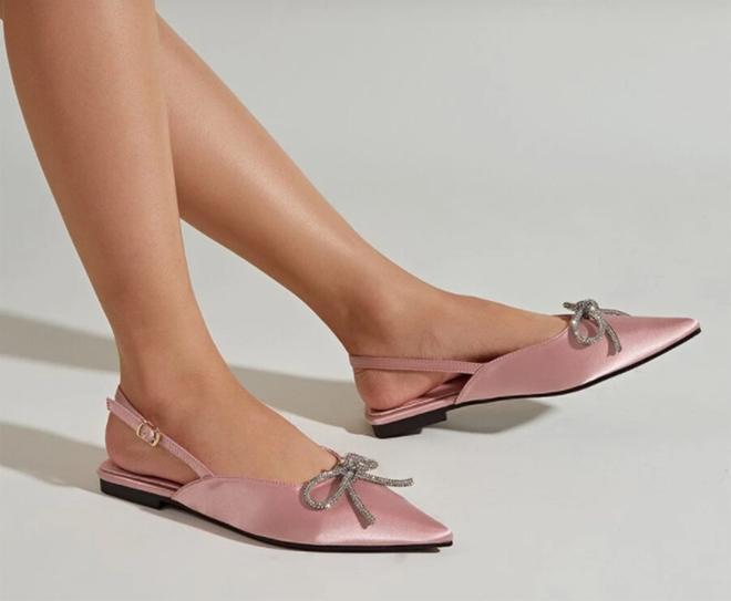 Zapato plano destalonado rosa con lazo de diamantes