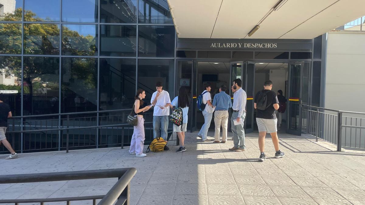 Alumnos repasan antes de entrar al examen