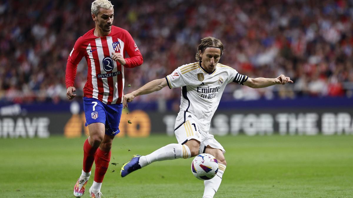 Griezmann y Modric en el último derbi.