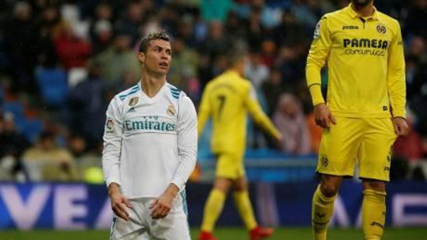 Cristiano Ronaldo, abatut després d&#039;errar una clara ocasió de gol