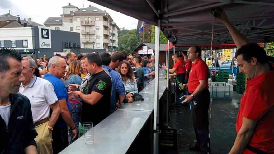 La sidra anima en Navia el preludio de las fiestas patronales