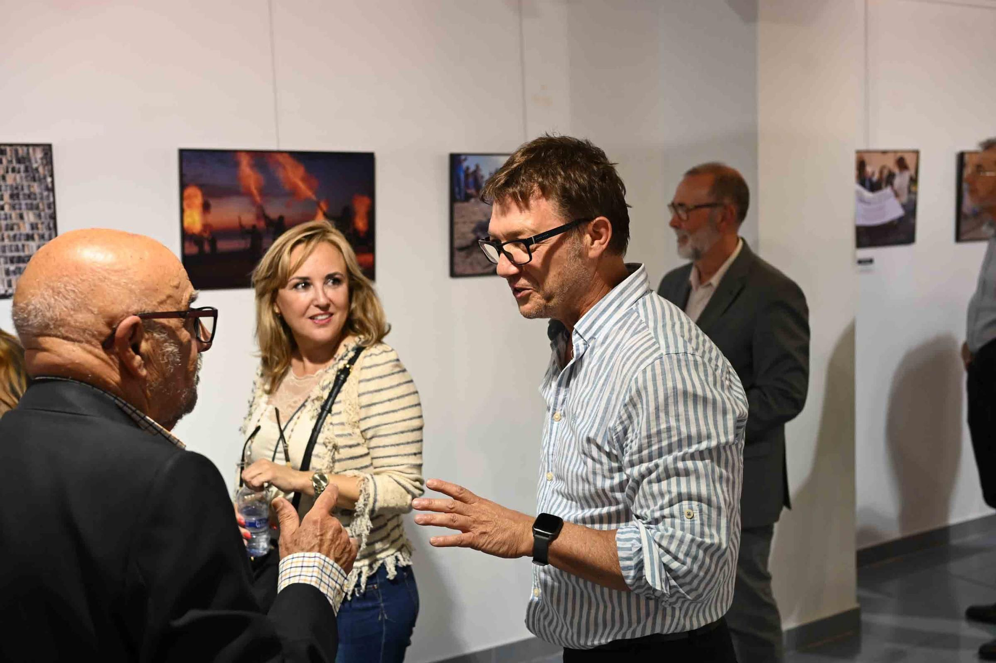 lleno total en la inauguración de INFotoperiodistas 2024,. un año de fotografía de prensa en Alicante