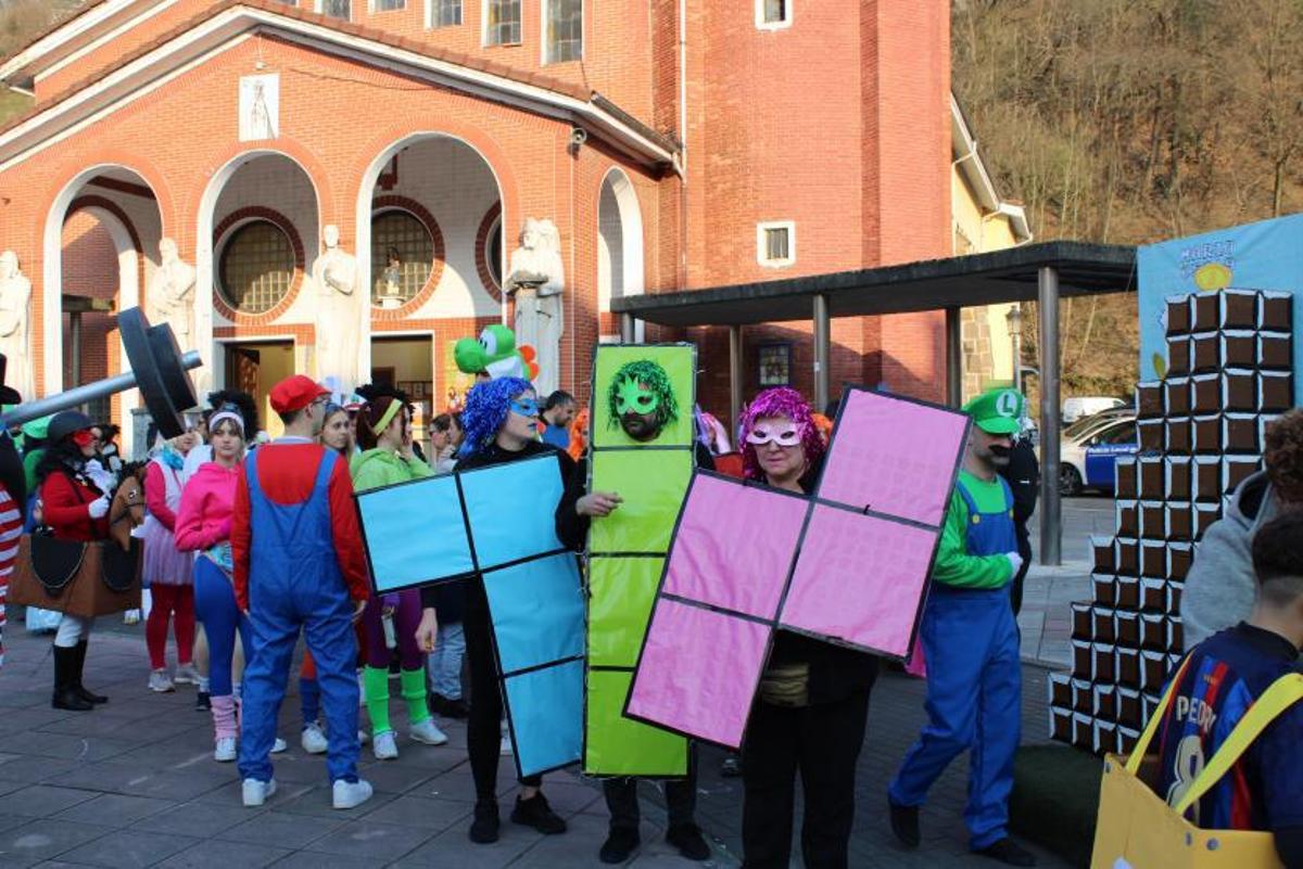 Circo y videojuegos "clásicos" en los carnavales de Moreda y Blimea