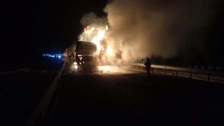 Un camión en llamas corta durante horas la A-33 a su paso por Jumilla