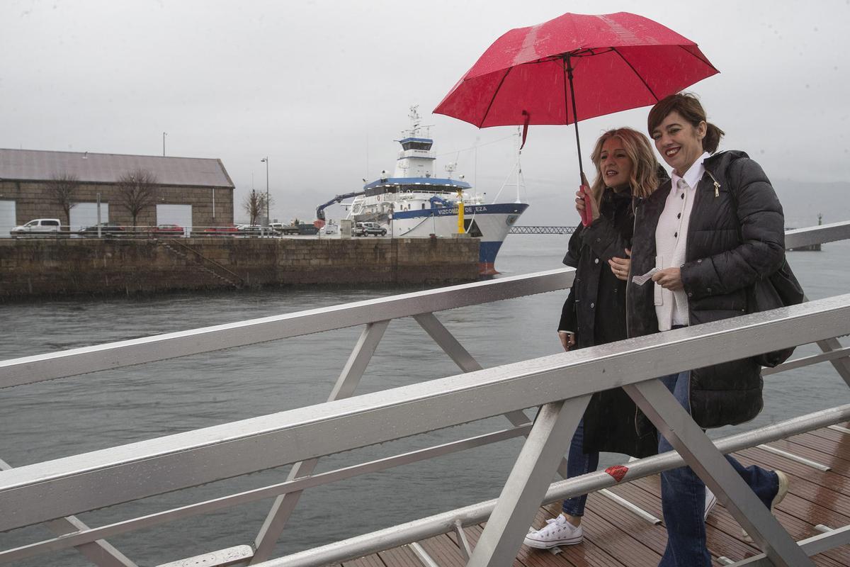 Yolanda Diaz y Marta Lois en Cangas de Morrazo (Pontevedra) durante la campaña electoral.