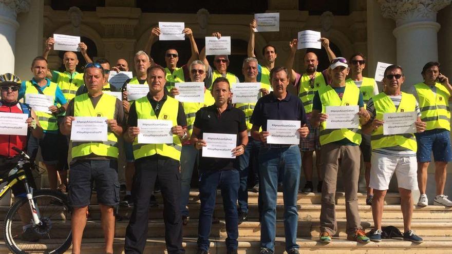 Concentración de bomberos en el Ayuntamiento en apoyo al compañero sancionado