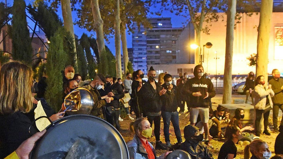 Nueva protesta de los hosteleros, ayer, frente al palacio de San Esteban, sede del Gobierno regional.