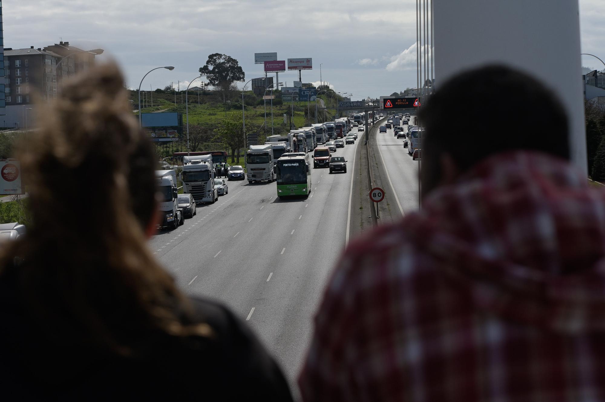 Una caravana de 200 vehículos protestan en A Coruña en el octavo día de huelga