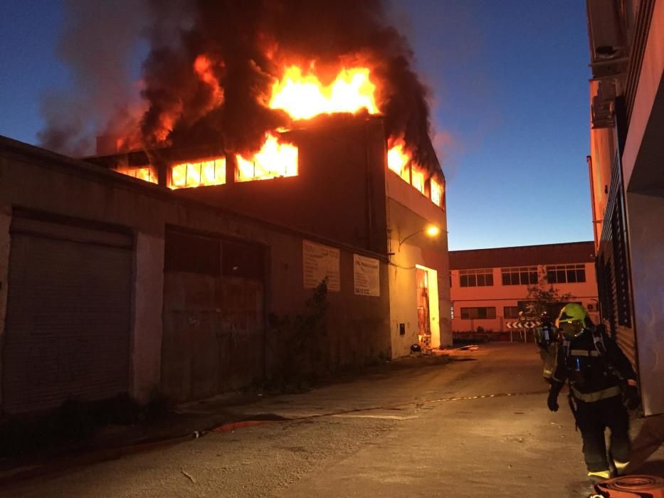 Incendio en una nave de la calle Benajama de Alicante