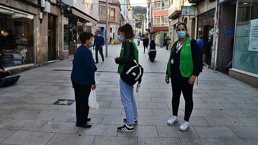 Voluntarias de la AECC ayer en Bueu.