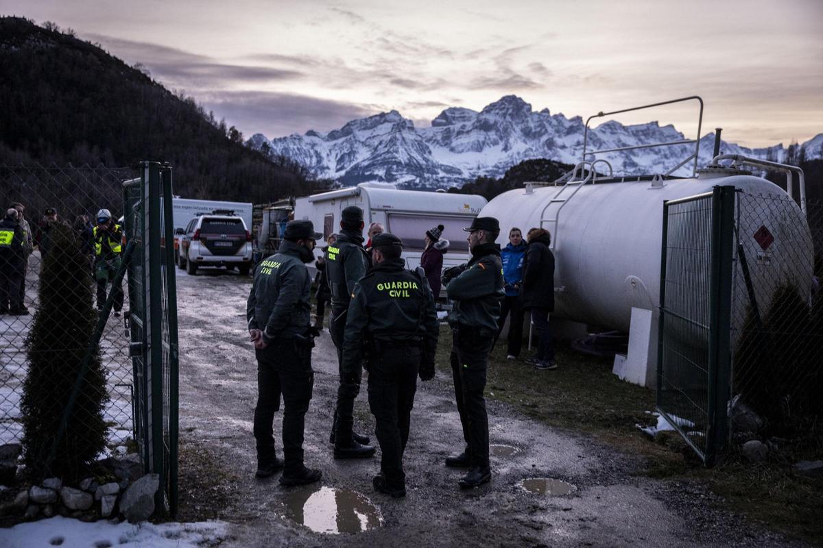 Guardias civiles en el entorno de Panticosa después de la avalancha que acabó con la vida de tres personas.