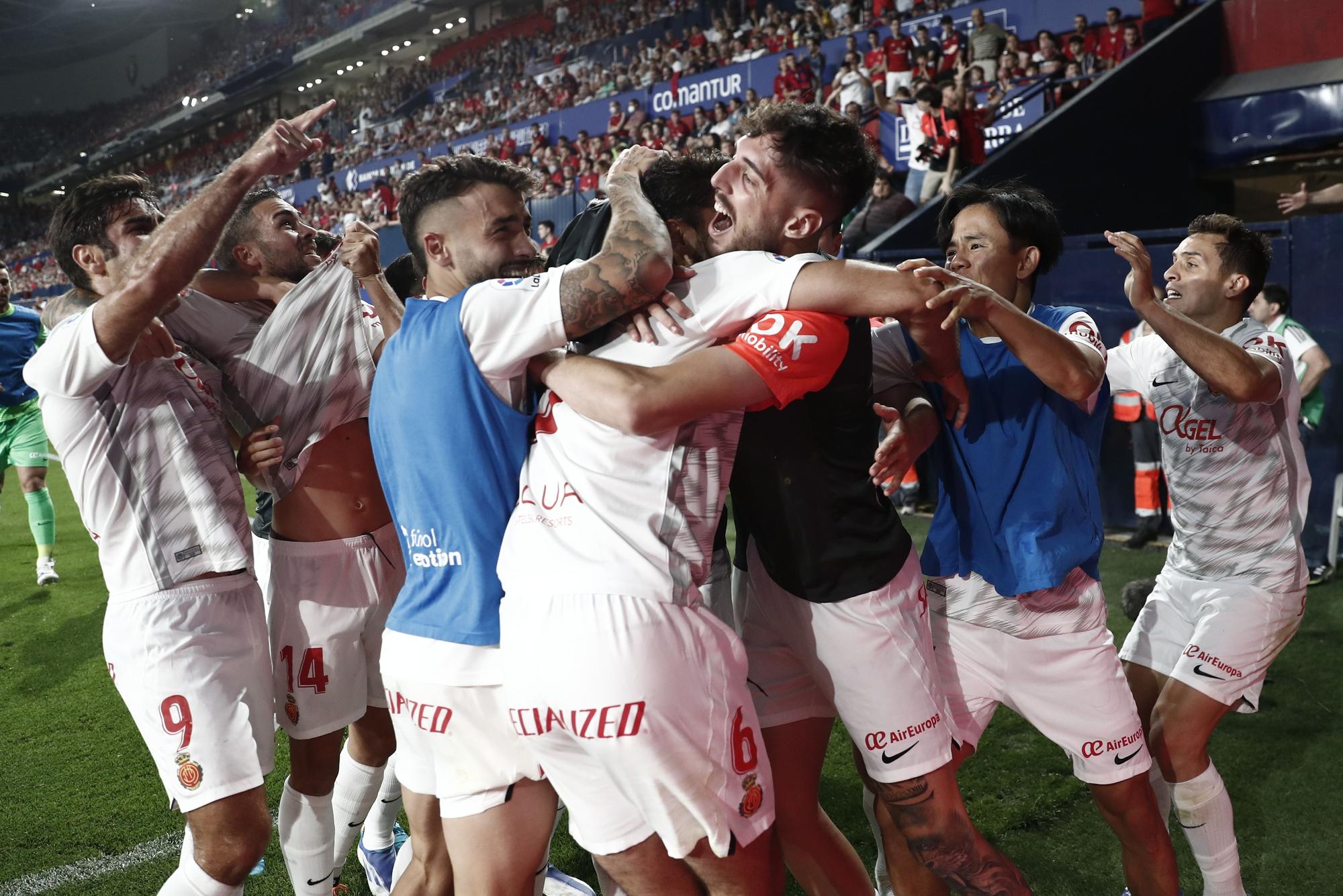 Osasuna-RCD Mallorca: Las fotos de la alegría desatada de los jugadores del Mallorca al conseguir la permanencia