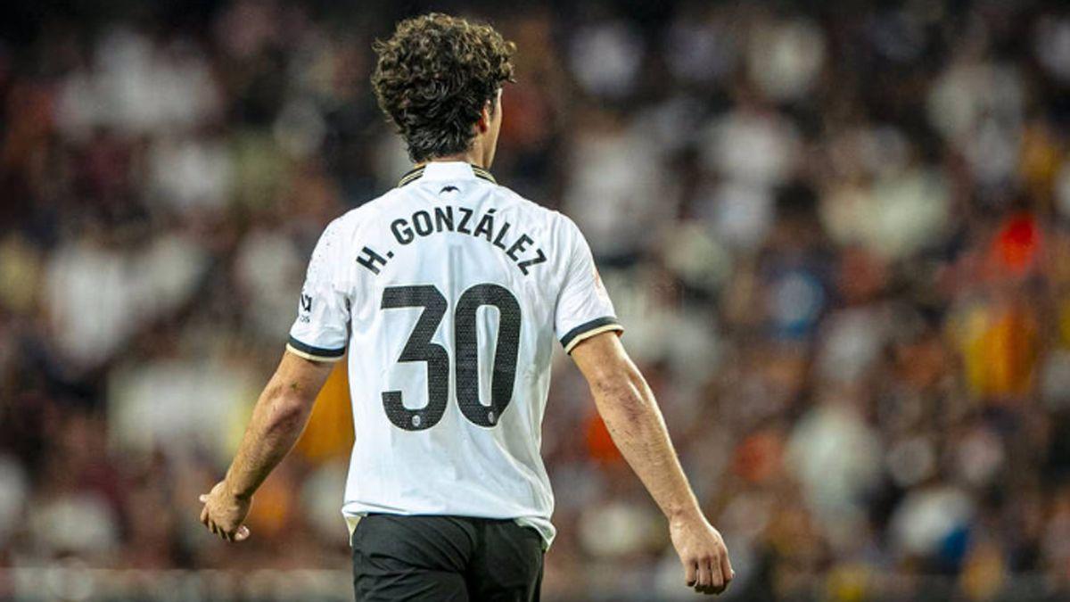 Hugo González durante un partido con el Valencia CF