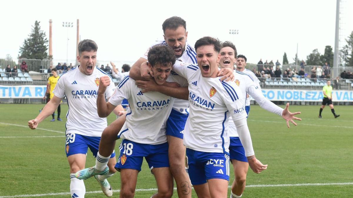 Los jugadores del Deportivo Aragón celebran el tanto que sellaba la remontada.