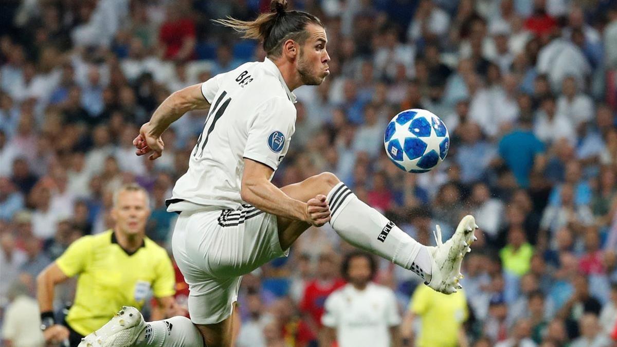 Gareth Bale controlando el balón en el encuentro ante la Roma