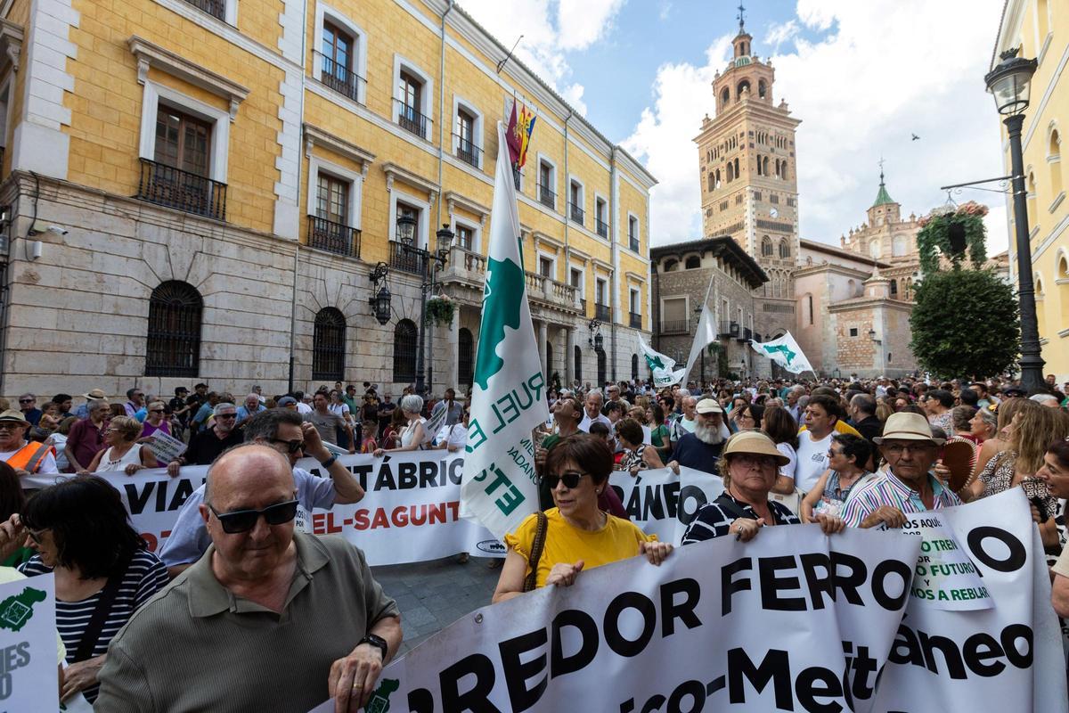 Manifestación en Teruel por el tren, este martes.