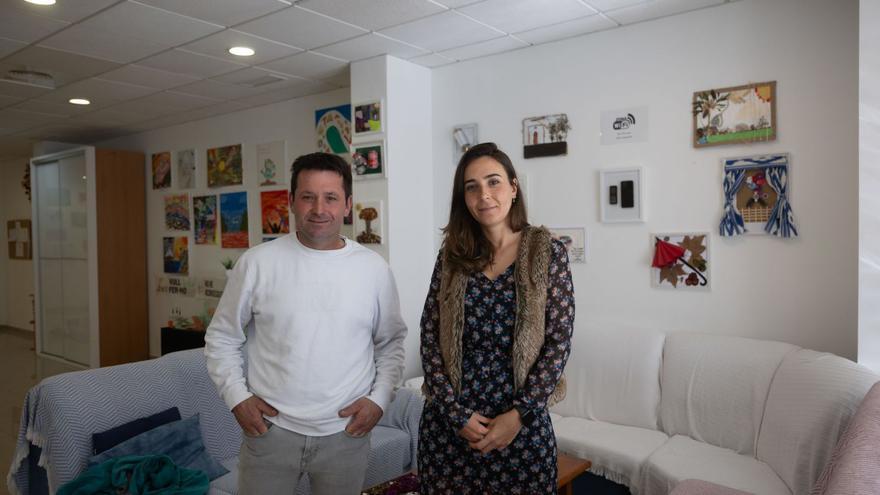 Joan Orvay y Elena Sánchez, en la sede de Projecte Home en Vila. | VICENT MARÍ